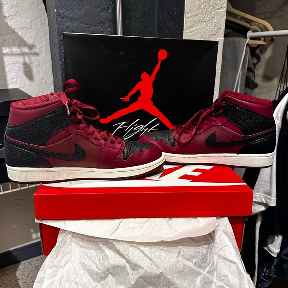 Jordan 1s Team Red Mid size 8.5 men’s - Picture 3 of 7